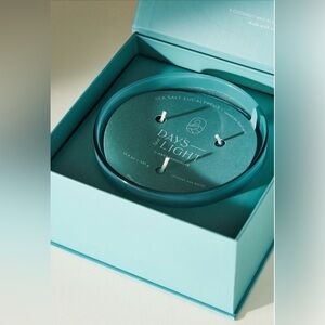 Anthropologie Days Last Light Fresh Sea Salt
Eucalyptus Boxed Candle